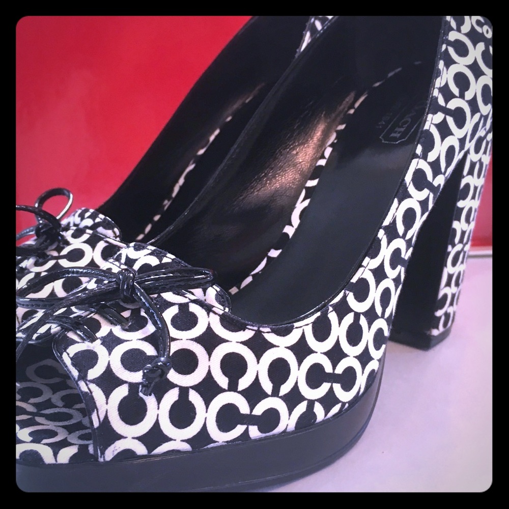 COACH Black/White Corey pumps SZ 7M!!